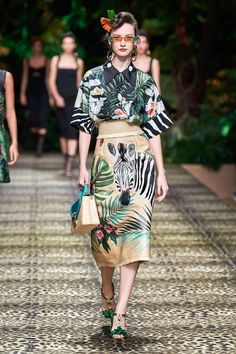 Dolce & Gabbana Spring 2020 Ready-to-Wear collection, runway looks, beauty, models, and reviews. Resort Fashion, Vogue Germany