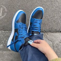 Cute Shoe Pics, Nike Blue Shoes, Jordan Aesthetic, Jordans Aesthetic, Jordan 1 Retro Mid, Sneakers Air Force, Shoe Pics, Air Max 200