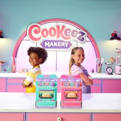 Cookeez makery will amaze you and your child when they bake a surprise plush best friend! As they open the oven door, they will discover their own warm and scented interactive plush friend in the shape of a yummy smelling treat! The cookeez makery oven comes with everything children need to mix and make a surprise bake! There's a chance of making a puppy, kitten or bunny! First, they mix the ingredients. Then using the dough mold and included tools, kids can add adorable features. Then pop it in Cookeez Makery, Lego Diy, All Candy, Moose Toys, Animal Games, Adventure Book, Vintage Military, Pop It, Color Activities