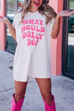 Make a statement in style with this "What Would Dolly Do" Boyfriend Tee! Featuring a fun, retro-inspired pink font, you'll be singing "9 to 5" in no time while you lounge around in this oversized, ultra-soft shirt. Y'all know what Dolly would do: she'd look fabulous! Pair this super fun tee with one of our bandanas for your perfect look! Check then out HERE. YM25220903 Hello Darling Shirt, Dolly Parton Queen Of Hearts Shirt, Vinyl Shirt Ideas, Nashville Outfit, Trendy Shirt Designs, Western Graphic Tees, Outfit For Women, Chambray Dress, Boyfriend T Shirt