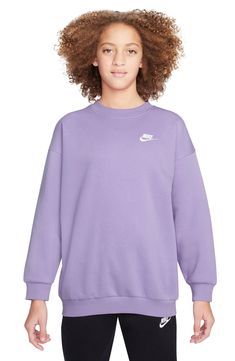 Nike Crewneck Outfit, Nike Sweatshirt Outfit, Sweat Nike, Crewneck Outfit, Nike Crew Neck, Girl Sweat, Girls Sportswear, Kids Sportswear, Nike Crewneck