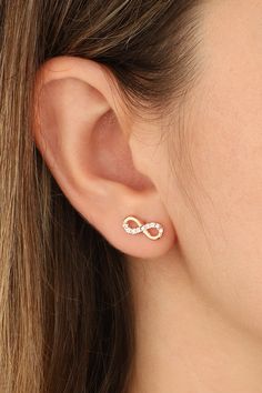 925 Sterling Silver Color: Rose / Gold / Rhodium All of our products are sent with a gift box. If you have questions, you can contact us by message. Infinity Earrings Studs, Infinity Earrings Gold, Simple Earrings Design, Gold Ear Rings Designs, Ear Rings For Women In Gold, Korean Earrings Aesthetic, Gold Infinity Earrings, Small Silver Earrings, Top Earrings