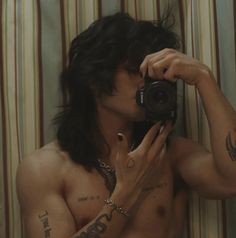 Photographie Portrait Inspiration, Nikki Sixx, Foto Tips, Foto Poses, Mötley Crüe, Long Black Hair, Hair Reference, Persona 5