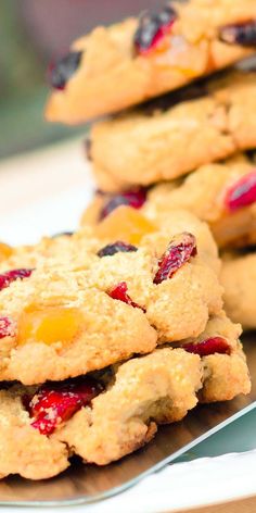 Cranberry Almond Cookies on a glass of kefir and white plate Cranberry Almond Cookies, Cookies With Cranberries, Dried Cranberries Recipes, Almond Flour Recipes Cookies, Apple Cinnamon Bread, Almond Flour Cookies, Baking With Almond Flour, Gluten Free Biscuits, Gluten Free Cookie Recipes