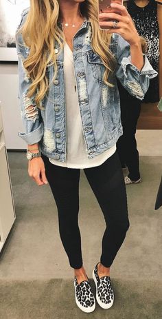 white pocket tee, black skinny jeans, jean jacket, black slip ons. Leggings Outfit Spring, Denim Shirt Outfit, Steet Style, Casual Chic Spring, Casual Denim Jacket, Women's Outfits, High Street Fashion