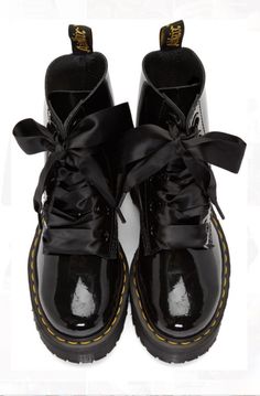 Ribbon Logo, Boots Ideas, Doc Martens Boots, Patent Boots, Dr Martens Black, Dr Martens Boots, Platform Ankle Boots, Carrie Bradshaw