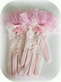 Ladies Gloves, Glitter Rosa, Pink Gloves, Look Rose, Fashion Gloves, Owl Eyes, Vintage Gloves, Wedding Gloves, History Fashion