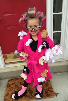 Crazy Cat Lady Halloween Costume DIY www.misssunshine.biz Crazy Cat Lady Halloween Costume, Crazy Cat Lady Halloween, Crazy Cat Lady Costume, Diy Fantasia, Kid Costumes, Meme Costume, Costume Disney, Halloween Fest, Diy Halloween Costumes For Kids