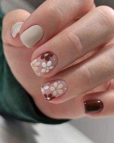 Thanksgiving Nails Natural Short, October Neutral Nails, Simple Nail Art Flowers, Floral Simple Nails, Natural Nails Gel Polish Designs, Cute Short Manicure Ideas, Cute Nail Designs For Natural Nails, Nail Art Ideas For Fall, 2024 Fall Nails Trend