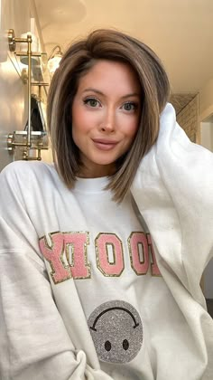 Short Hair With Swoop Bangs, Beanies With Short Hair, Short Haircuts Round Face, Short Hair With Beanie, Short Hair Cuts For Women Round Face, One Length Haircuts, Medium Length Wavy Hair, Short Hair Cuts For Round Faces, Medium Long Haircuts