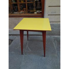 Bistrot table/Restaurant/60s bar. Contained dimensions. Wooden structure and a colorful yellow -colored ant. Piano size 70x70cm. Height 80cm. Good general conditions. Integral structure. Formica with some signs. Solid wooden stilettop. A few small hole. Ideal for small environments. 60s Bar, Table Restaurant, Wooden Structure, Eero Saarinen, Vintage Italy, Gio Ponti, Bistro Table, Faux Wood, Ants