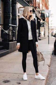 Outfits Blancos, Overcoat Woman, Fall Fashion Coats, Black Leggings Outfit, Nyc Street Style, Fashion Jackson, Legging Outfits, Mode Casual, Looks Street Style