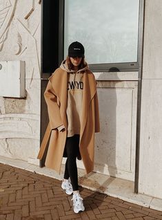 Varsity Fashion, Camel Wool Coat, Winter Mode Outfits, Sporty Casual, Looks Street Style, 2020 Fashion, Sporty And Rich, Hoodie Outfit, Brown Coat