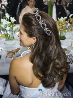 Swedish Royal Family attends the Nobel Banquet at the City Hall  in Stockholm, Sweden. Royal Hairstyles, Royal Hair, Princess Madeleine Of Sweden, Princesa Real, Tiara Hair, Swedish Royalty, Princess Victoria Of Sweden, Royal Tiaras, Swedish Royal Family