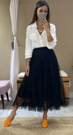 Tule Skirt Outfit Casual Long, Tulle Skirt Work Outfit, Tulle Long Skirt Outfit, Tulle Skirt Fall Outfit, Tulle Skirt Outfit Black, Long Black Tulle Skirt Outfit, Tule Skirt Outfits 2023, Black Tulle Skirt Outfit Casual, Black Tulle Skirt Outfit Classy