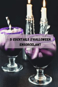 two glasses filled with purple liquid and candles on top of a wooden table, the text reads 5 cocktails d'halloween ensorcelant