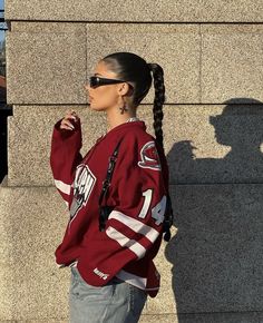 Jersey Outfit, Foto Poses, Looks Street Style, Streetwear Fashion Women, Tomboy Fashion, Cute Everyday Outfits, Hockey Jersey