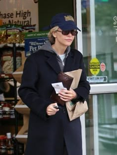 Meg Ryan Style, Dean Deluca, Tiny Bag, Meg Ryan, Winter Fits, Design Center, Whole Foods, Mode Inspo