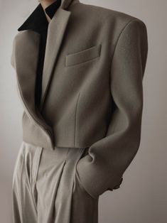 Oversize Blazer Men, Melbourne Style, Casual Sporty Outfits, Cropped Blazer Jacket, Men Stuff, Blazer Beige, Mens Outfit Inspiration, Blazer Designs, Cropped Long Sleeve