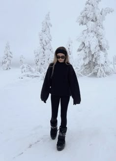 Snow Comfy Outfits, 70s Snow Fashion, Snow Casual Outfit Winter, Toronto Outfits Winter Street Styles, Old Money Ski Outfit, Skii Outfit Girl, Finland Outfit Winter Women, Lapland Outfit Women, After Skiing Outfit