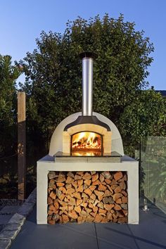 Looking for a fun and easy way to enjoy a backyard BBQ? Outdoor grilling is the perfect way to get the party started! Diy Pizza Oven, Four A Pizza, Fire Brick, Fire Pit Bbq