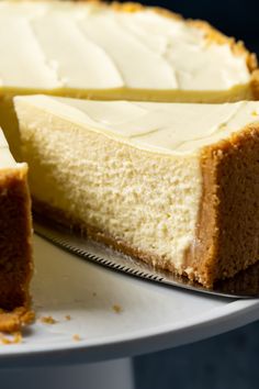 This is seriously the BEST eggless cheesecake ever. It is so smooth and creamy and melts in your mouth. It's also SO easy to make, you will fall in love with it. No water bath required. | gimmethatflavor.com