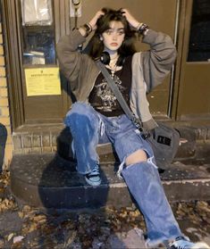 Helenacore Outfits, Medium Length Shorts Outfits, Skatergirl Outfit Skater Style, Grundge Girl Fits, Fleabag Aesthetic Outfits, City Grunge Outfit, Fit Ideas Grunge, Dazecore Aesthetic Outfits, Hobo Aesthetic Outfit