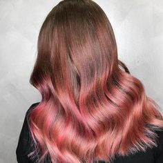 We love it when pinky tones mingle with deep hues for a raspberry chocolate effect. Balayage is the ideal technique for this trend, as demonstrated by Katharina Pfrang. Brown Hair Color Black Women, Rose Brown Balayage, Rose Brown Hair Color, Hair Color Brunettes, Hair Color Black Women, Rose Brown Hair, Dipped Hair, Dyed Hair Pastel, Brown Hair Shades