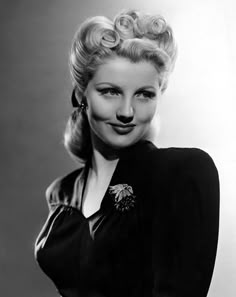 Love the hairdo! Dolores Moran 1943 .. she starred in Yankee Doodle Dandy 1940s Hairstyles For Long Hair, 40s Mode