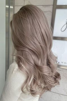 Soft waves in refined ash blonde hair color Very Ashy Blonde Hair, Blond Dye Hair, Color Hair Ideas Blonde, Ash Rose Gold Hair, Cold Tone Blonde Hair, Blonde Hair All Over Color, Blond Ash Hair, Level 7 Ash Blonde, Different Types Of Blonde Hair Shades