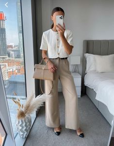 Cream And Black Flats Outfit, Internship Outfit, Conference Outfit, Outfit Elegantes, Professional Outfits Women, Chique Outfits, Outfit Chic, Business Outfits Women