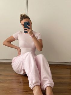 Crewneck short sleeve + Jogger Fit sweatpants. Must-have styles for everyday and lounging outfits. Sweatpants Pink Outfit, Baby Pink Outfit Women, Sweatpants Outfit Pink, Pink Comfy Outfits, How To Style Sweatpants Outfits, Casual Outfits Sweatpants, Fits With Sweatpants, Pink Joggers Outfit, Pink Sweatpants Outfit