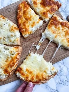 White Pizza With Ricotta Cheese, Ricotta On Pizza, Ricotta Flatbread Recipes, Naan White Pizza, White Pizza With Ricotta, Ricotta Cheese Pizza Recipe, White Pizza Recipe With Ricotta, Flat Bread Pizza Ideas, Ricotta Cheese Pizza