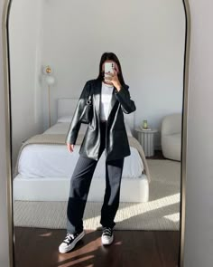 City Pants Outfit, Elegant Converse Outfit, Blazer Converse Outfit, Converse Platform Outfit Winter, Converse And Blazer Outfit, Dress Pants And Converse Outfit, Blazer And Converse Outfit, Outfit Converse Platform, Outfit With Converse Platform