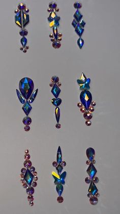 Crystal Nail Art Design, Crystal Design Nails, Decorated Nails Art Ideas, Rhinestone Placement On Nails Simple, Blue Nails With Stones, Crystals Nails Design, Nails With Strass Sparkle, Gem Patterns Nails, Diamond Placement On Nails