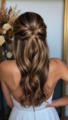 Discover trendy prom hairstyles for medium length hair ideas in 2024! From unique half up braids to simple curly styles, this tutorial provides step by step instructions for achieving a variety of looks. Whether you have thin hair, brunettes, blondes, or black hair, these easy and chic options will elevate your prom night style. Saree Hairstyle, Hairstyle Bob, Bridesmaid Hair Inspo, Bridemaids Hairstyles, Wedding Hair Half, Hairstyles Blonde, Guest Hair, Bridesmaid Hair Makeup, Blonde Short