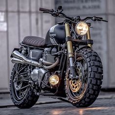 a black motorcycle parked in front of a building