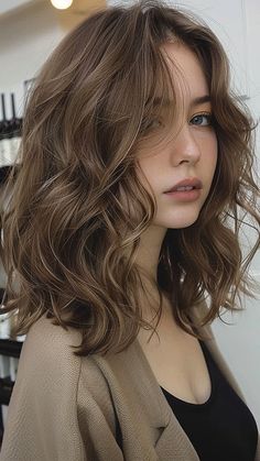 90 Dark Brown Hair With Blonde Highlights: Best Looks For 2024 63 Haircuts For Wavy Hair, Mode Abaya, Dark Brown Hair Color, American Beauty, Dark Brown Hair, Hair Color Trends, Brown Hair Colors, Hair Transformation, Wavy Hair