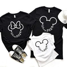 Neste Kit Contem    3 Camisetas Preta Algodao    Passe O Tamanho Apos O Pagamento    Pode Escolher O Modelo Sendo  Infantil Baby Look Ou Masculina    Pode Optar Por Todas Na Cor Preta Disney Shirts For Family Matching, Disney 2024, Disney Vacation Shirts, Travel Tees, Disney Tees, Fancy Hats