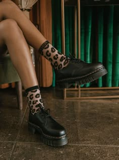 Sheer Socks Outfit, Accessories Alt, Cute Socks Outfit, Leopard Print Outfits, Brown Streetwear, Leopard Print Pattern, Sheer Socks, Sock Outfits, Print Socks