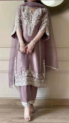 Party Wear Outfits, Designer Suits For Wedding, Pakistani Fancy Dresses, Pakistani Dresses Casual, Pakistani Fashion Party Wear, Beautiful Pakistani Dresses, Modest Dresses Casual, Sleeves Designs For Dresses