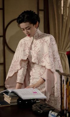 Shanghai Aesthetic, Qipao Gown, Mongolian Clothing, Beautiful Gown Designs, Wedding Qipao, Vietnam Dress, Best Bride, Chinese Aesthetic, Chinese Style Dress