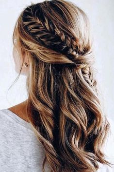 Follow Kokokamera #kokokamera -trends en Wedding news- 2019 Hairstyles, Hairstyles Straight, Boho Wedding Hair, Elegant Wedding Hair, Fishtail Braid, Wedding Hair Down, Hairstyle Look, Penteado Cabelo Curto, Wedding News