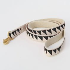 a black and white dog leash on a white background