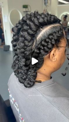 Ashley Roberson on Instagram: "Butterfly Braids seems to have cycled back around for today’s looks. Whether it’s for a quick event or wedding🦋  There are some cases where weave doesn’t have to be added however there are many cases where sewing the braid on is best and this is why👇🏾  ➡️Texture⬅️  If a butterfly braid is installed by adding hair along the way loosly like a feed-in, there could be a texture reveal when it’s time to spread the wings (braid pleats). Sewing down the braid on top will eliminate that problem.  #butterflybraids" Butterfly Cornrows, Butterfly Feed In Braids, Butterfly Braid With Weave, Black African Hair, Butterfly Twist