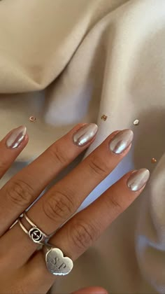 Hailey Bieber Nails Chrome Silver, Shimmer Bridal Nails, Hailey Bieber Nails Silver, Nails For Brown Outfit, Chrome Nails Gel Polish, Brown Donut Nails, Silver Glazed Nails, Hailey Beiber Nails Trend Brown, Call Chrome Nails