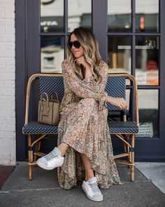 Como Usar: Longo + tênis - Virtuosas com Estilo Fall Maxi Dress, What Shoes To Wear, Dress And Sneakers Outfit, Chique Outfit, Fall Maxi, White Tennis Shoes, Maxi Dress Outfit, Maxi Dresses Fall, Dallas Fashion