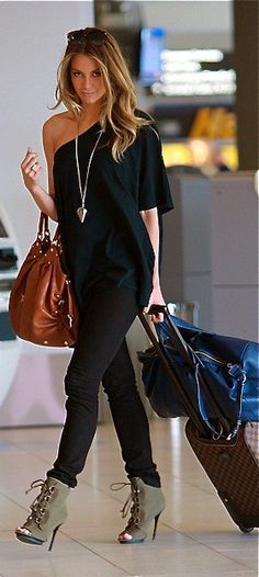 Top Street Style, Woman In Black, Mode Casual, Suitcases, Mode Inspiration, Outfit Casual, Street Styles, Look Chic, Outfits Casuales