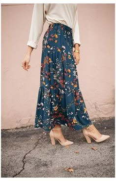 Floral Maxi Skirt Outfit, Dresses Casual Modest, Flow Skirt, Outfit Videos, Maxi Skirt Outfit, Look Boho Chic, Skater Skirts, Modest Summer