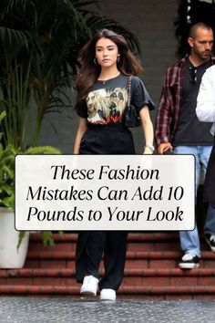 a woman holding a sign that says, these fashion mistakes can add 10 pounds to your look